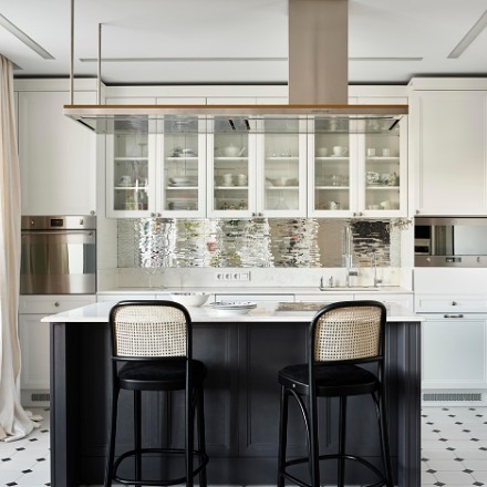 10 стильных примеров черно-белых кухонь